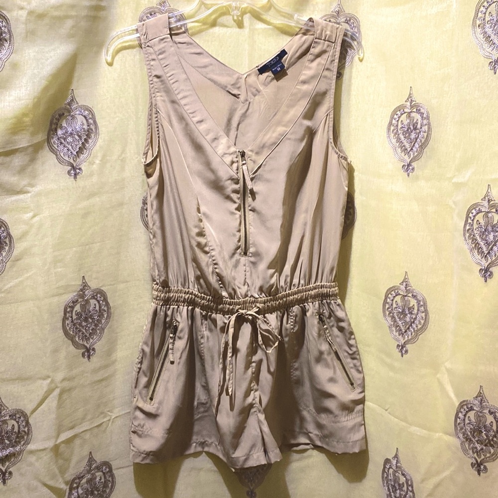 TOXIK 3, SLEEVELESS ROMPER, SZ M, FRONT-ZIP,  DRAWSTRING WAIST, V-NECK